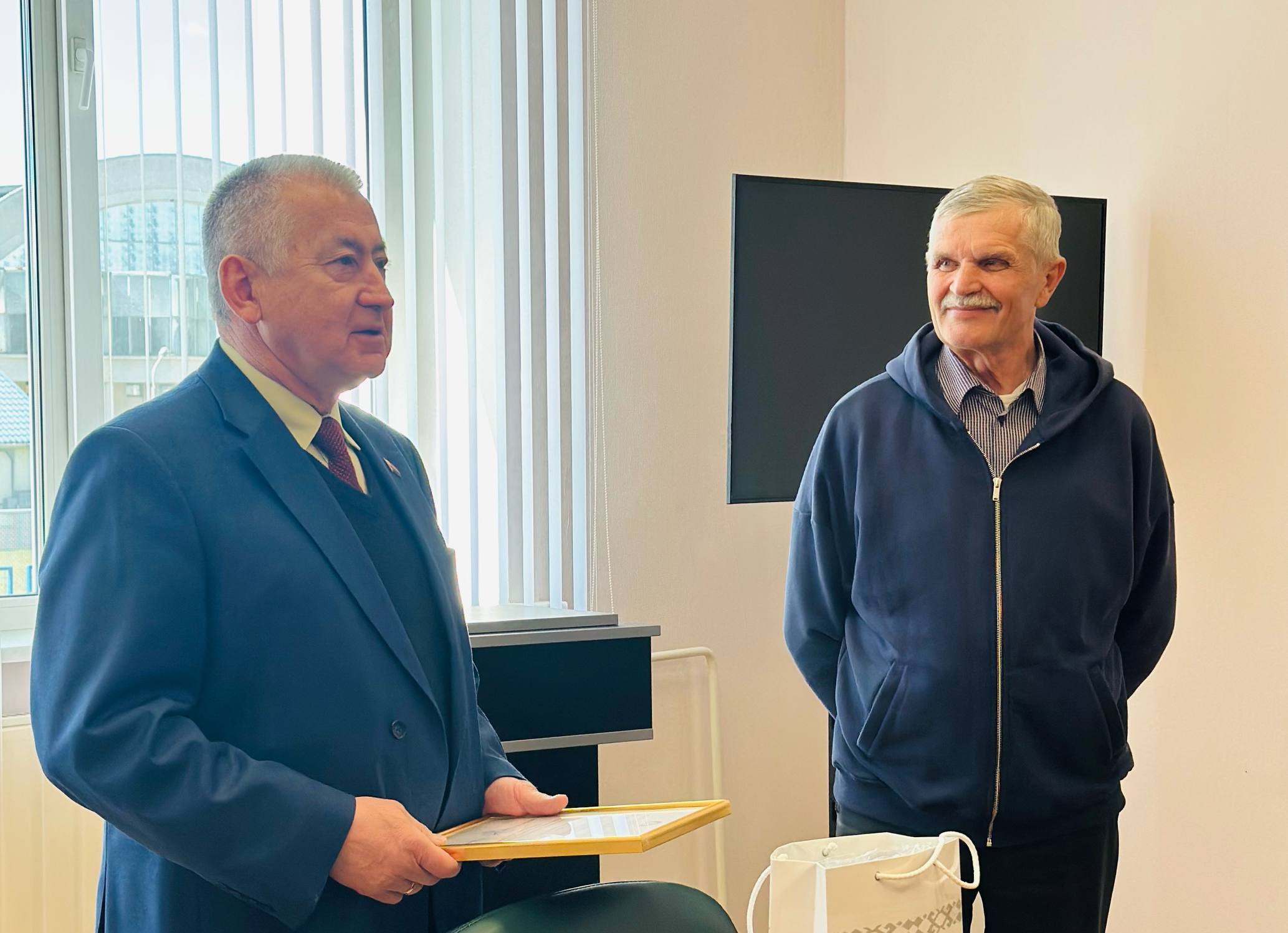 Поздравление в кругу коллег!